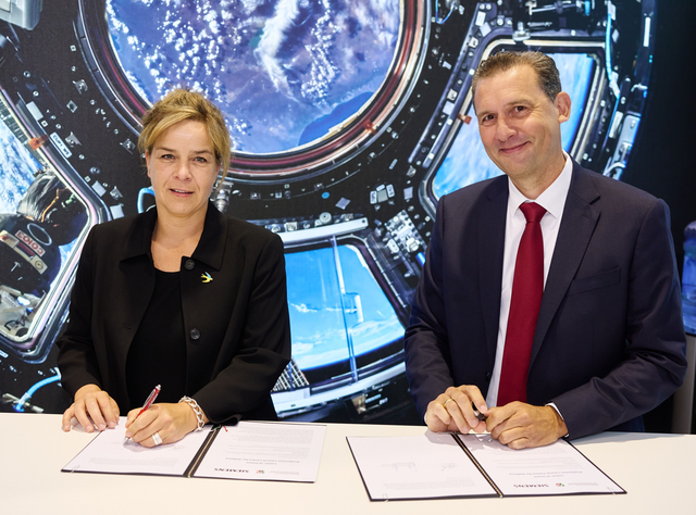 Die nordrhein-westfälische Wirtschaftsministerin Mona Neubaur und Siemens-Manager Olaf Plante unterzeichnen ein Memorandum of Understanding zur Zusammenarbeit für geplantes Production Launch Centre Defence.