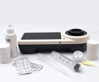 Gerät PrimeLab 2.0 und Komponenten eines Kits für die Wasseranalytik