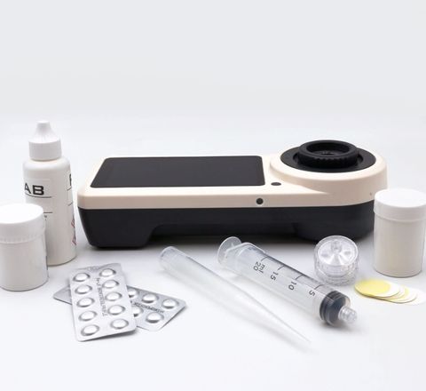 Gerät PrimeLab 2.0 und Komponenten eines Kits für die Wasseranalytik Gerät PrimeLab 2.0 und Komponenten eines Kits für die Wasseranalytik