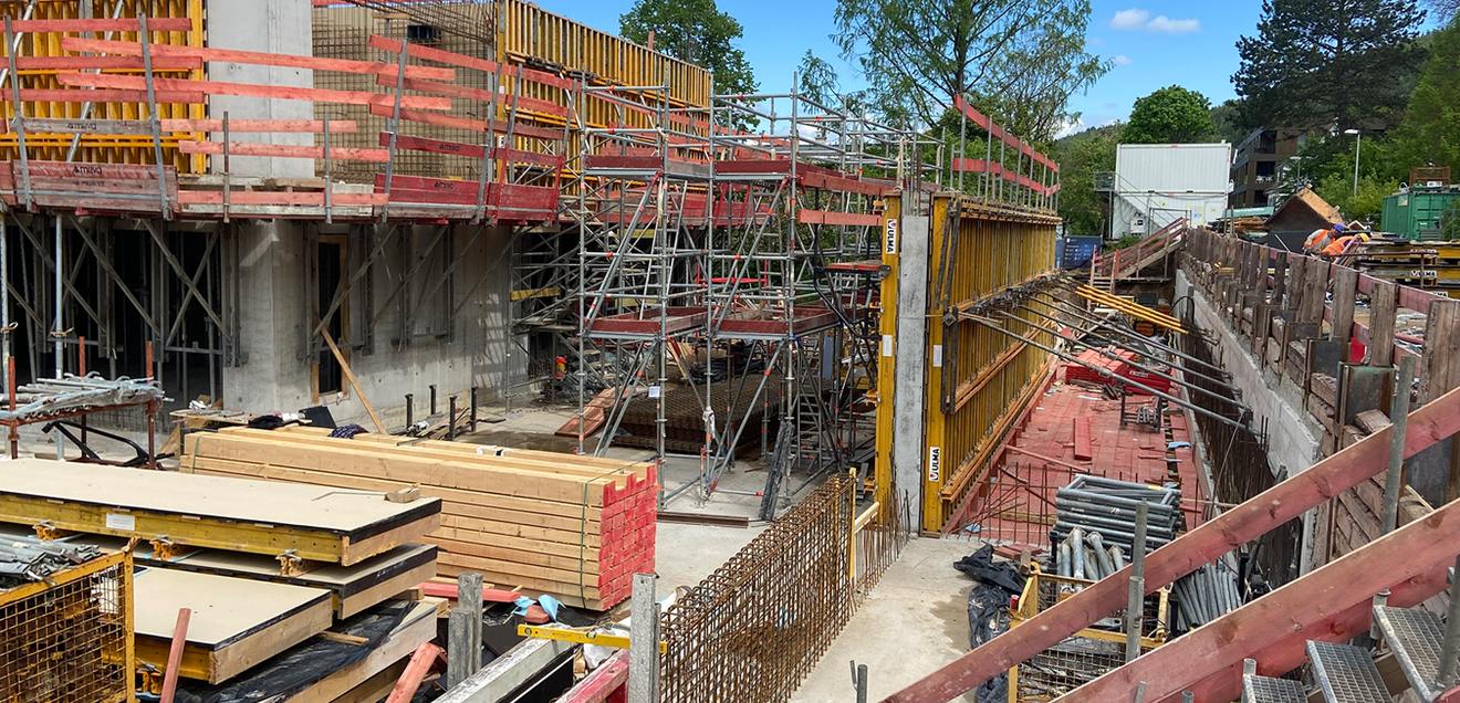 Ein Großteil der VMK-Schalung konnte wiederverwendet werden – angesichts der überschaubaren Lagerfläche auf der Baustelle ein immenser Vorteil.. Ein Großteil der VMK-Schalung konnte wiederverwendet werden – angesichts der überschaubaren Lagerfläche auf der Baustelle ein immenser Vorteil..