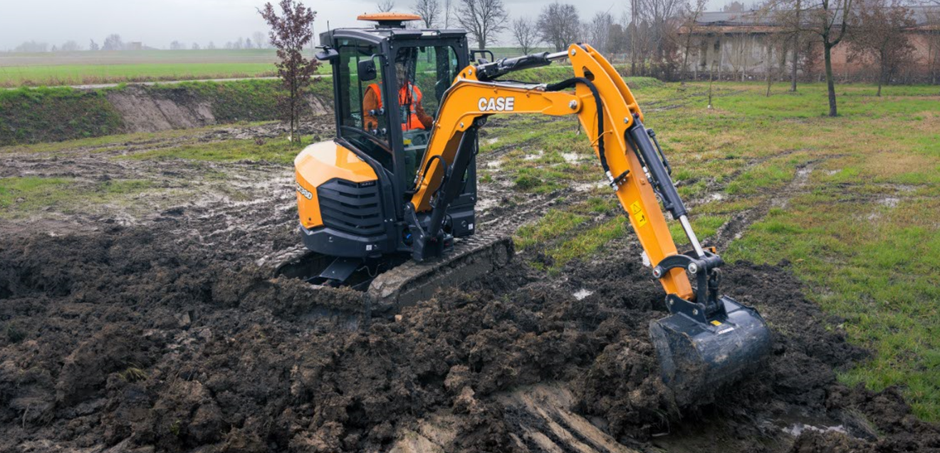Mit einem breiteren Unterwagen und erhöhter Stabilität setzt er neue Standards im Handling, während optionale Erweiterungen wie ein Sechs-Wege-Raupenschild oder zusätzliche Hydraulikkreise den Bagger für unterschiedlichste Aufgaben rüsten. Mit einem breiteren Unterwagen und erhöhter Stabilität setzt er neue Standards im Handling, während optionale Erweiterungen wie ein Sechs-Wege-Raupenschild oder zusätzliche Hydraulikkreise den Bagger für unterschiedlichste Aufgaben rüsten.