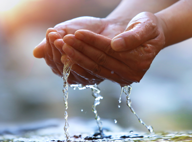 Umfrage IFAT Munich 2026: Bevölkerung sieht Wasserversorgung in Deutschland nicht krisenfest Hände die Wasser schöpfen, das unten durch die Hände rinnt als Symbolbild für eine Wasserversorgung mit sauberen Wasser