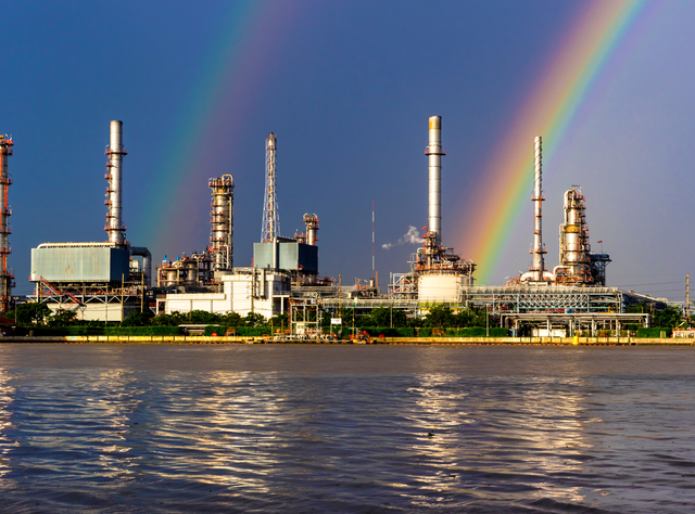 Transformation in German industry: innovation backlog often lies within companies, according to study Industrial site with a rainbow in the sky
