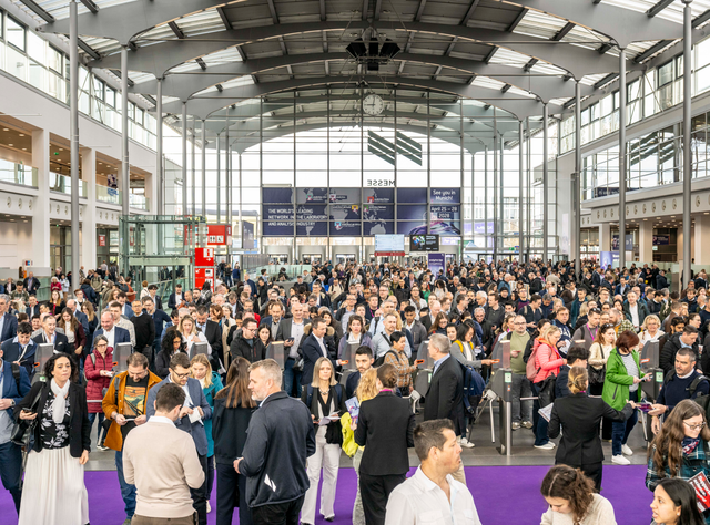 Analytica 2026: 1.135 Aussteller, 40 Länder, rund 35.000 Besucher aus 115 Nationen. Die Analytica 2026 verzeichnete einen Anstieg bei Ausstellern und Besuchern. Das BIld zeigt Besucher im Eingangsbereich der Messe.