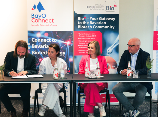 Von links: Dr. Philipp Baaske, Vizepräsident für Entrepreneurship der Ludwig-Maximilians-Universität München, Natascha Zeljko, Director Entrepreneurship Ecosystem der Ludwig-Maximilians-Universität München, Ellen Goel, Geschäftsführerin der Life Science Factory, und Dr. Sven Wagner, Head of Business Development Sartorius und Managing Director der Life Science Factory, beim Pressegespräch „Cooperation Creates Impact – EU Biotech Act in Practice“ im Rahmen der BayOConnect in München.