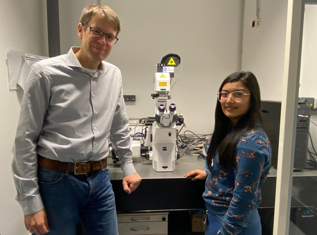 Wie instabile Proteine funktionieren und warum ihre Flexibilität auch therapeutisch wichtig ist zeigen Forschende der Ruhr-Universität Bochum Simon Ebbinghaus und Puja Shrestha (rechts) untersuchen Proteinbestandteile.
