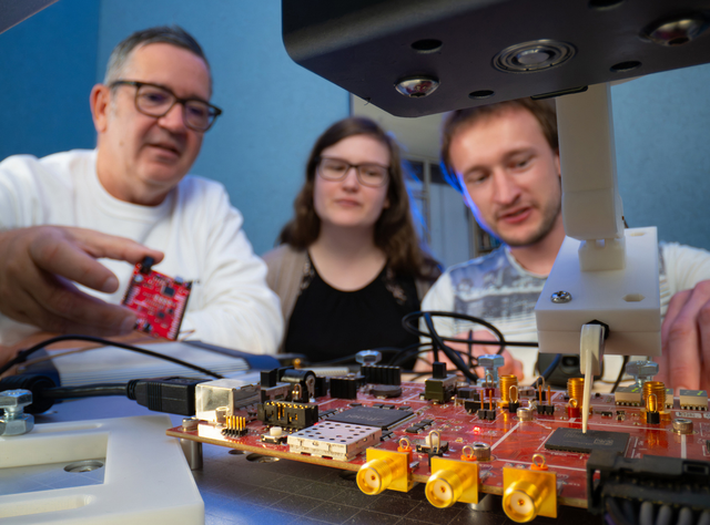 Für die Seitenkalanalyse lässt sich auch eine elektromagnetischen Sonde und ein ChipWhisperer-Board einsetzen wie Prof. Campos seinen Studierenden demonstriert.