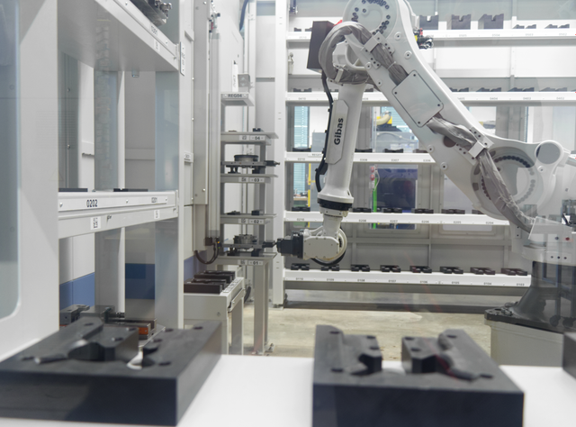 Anwenderbericht Autonome Fertigung: Vernetzte Fertigungsplattform für den Werkzeugbau Herzstück der Automation ist eine Roboterzelle mit einem Fanuc-Roboter, der unterschiedliche Bauteilgrößen problemlos handeln kann– von kleinen Elektroden bis hin zu großen Formplatten.