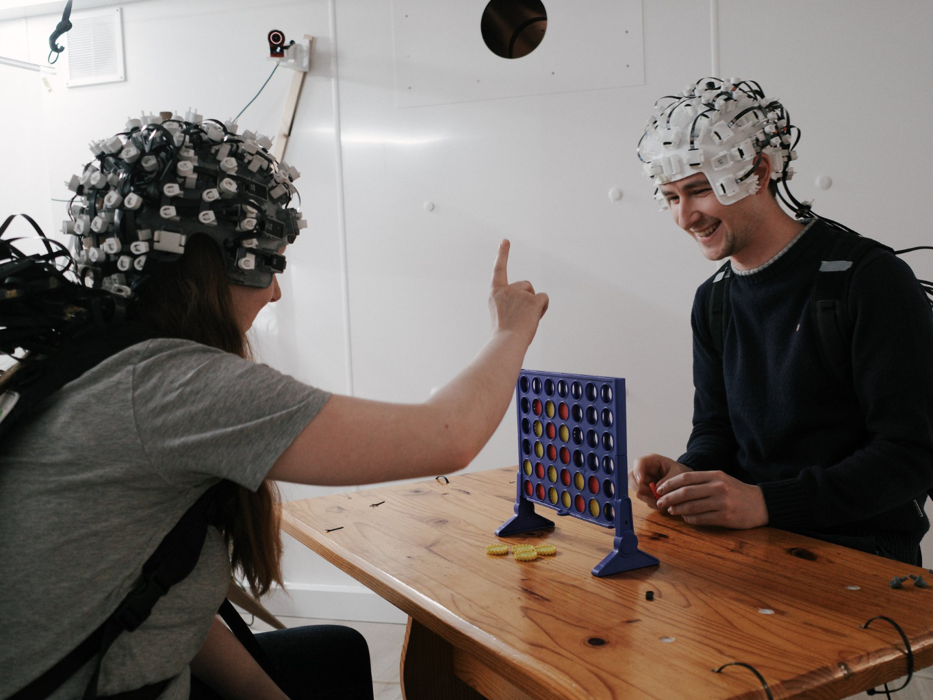 Quantensensoren ermöglichen hochpräzise Messungen im bewegten Gehirn - neue Forschungsinfrastruktur an der Uni Bonn Das Foto zeigt zwei Probanden einer Studie des Wellcome Centre for Human Neuroimaging am University College London (UCL) während einer OPMEG-Messung.