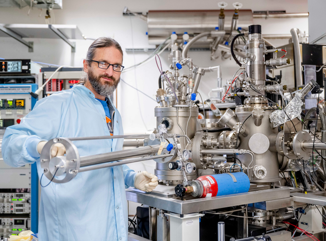 Teilchenbeschleuniger im Miniaturformat Arne Ludwig an der Molekularstrahlepitaxie-Anlage der Ruhr-Universität Bochum