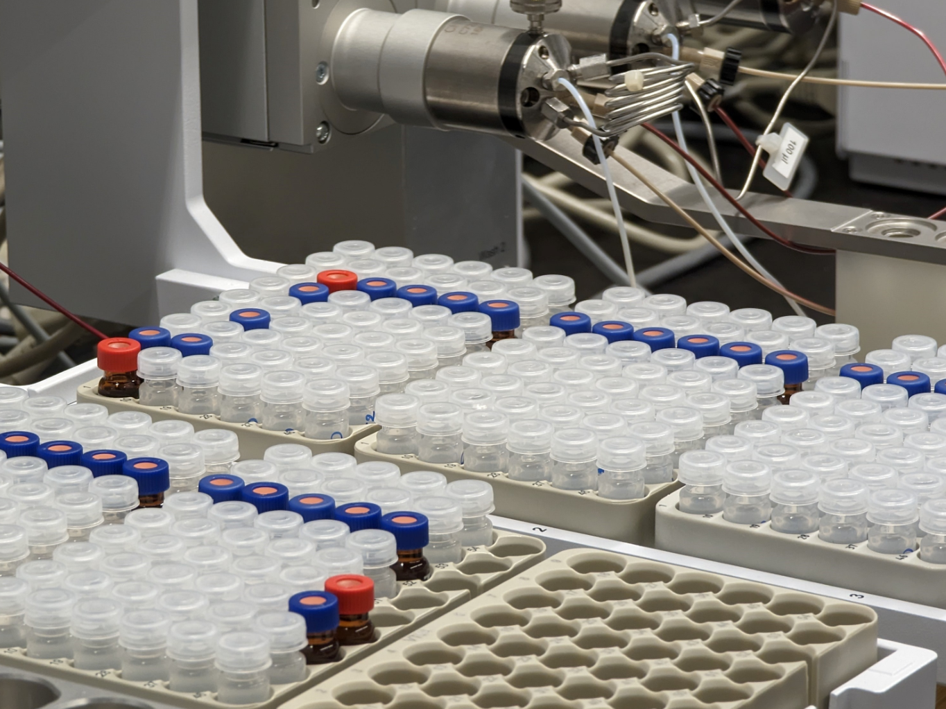PFAS-Proben werden mittels Flüssigchromatographie gekoppelt mit Massenspektrometrie nach der Filterung untersucht