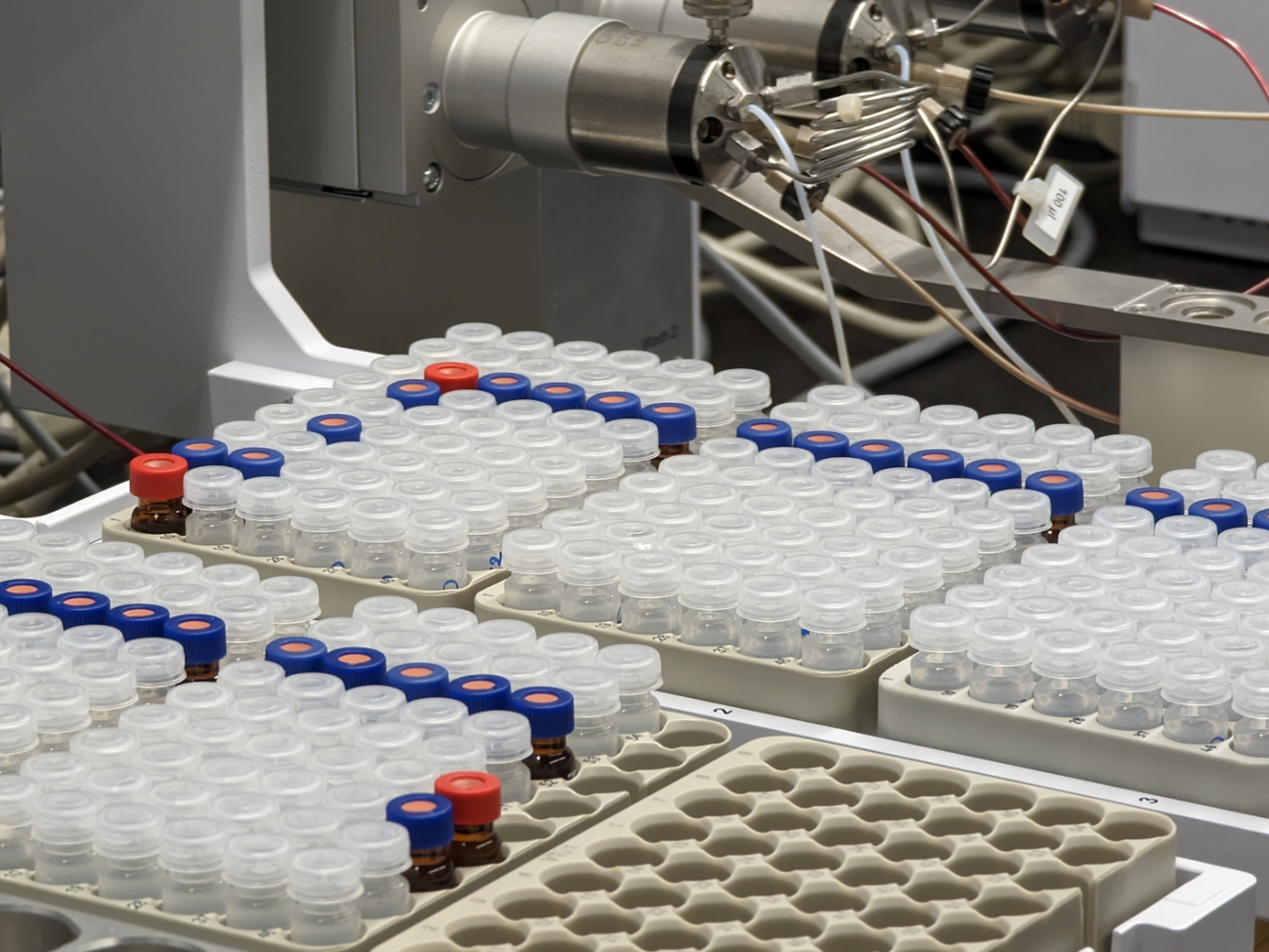 PFAS-Proben werden mittels Flüssigchromatographie gekoppelt mit Massenspektrometrie nach der Filterung untersucht