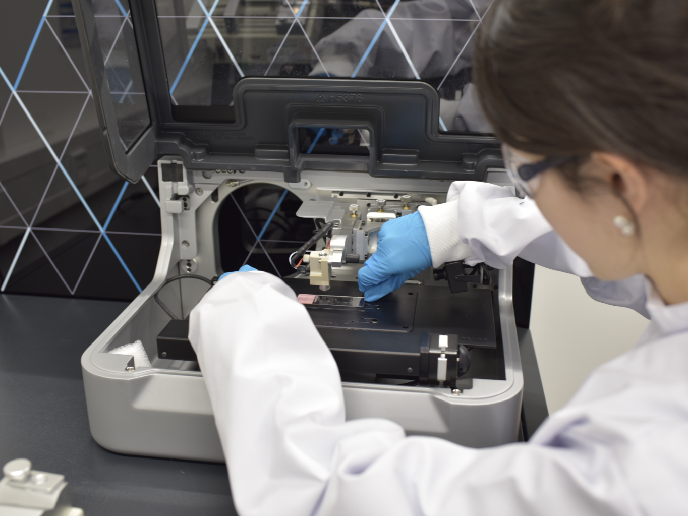 Diagnostik mit dem Massenspektrometer Erstautorin Wei Chen befüllt das Massenspektrometer mit einer Probe