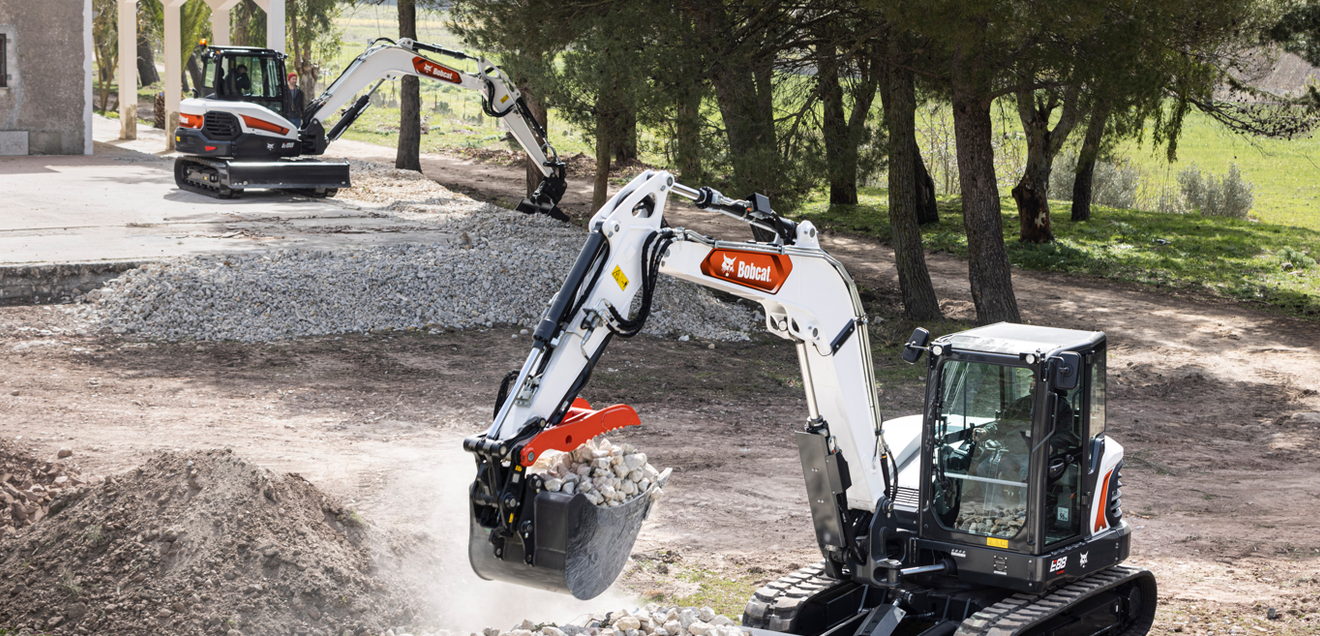 Der verbesserte 9-Tonnen-Minibagger E88 von Bobcat mit Fritzmeier-Kabine für mehr Fahrerkomfort. Der verbesserte 9-Tonnen-Minibagger E88 von Bobcat mit Fritzmeier-Kabine für mehr Fahrerkomfort.