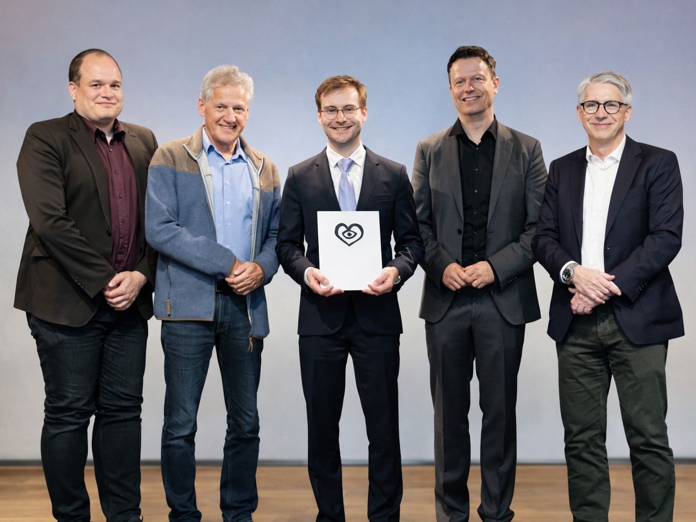 Dr. Antonius Büscher für Arbeit zum Einsatz eines KI-Modells zur Risikoeinschätzung bei Verdacht auf Herzinfarkt ausgezeichnet Matthias Bescherer, Sana Kliniken AG; Prof. Armin Welz, DSHF, Dr. Antonius Büscher Universitätsklinikum Münster, Prof. Dr. Benjamin Meder, Sprecher Sektion eCardiology, DGK, Prof. Dr. Thorsten Dill, Sana Krankenhaus Benrath
