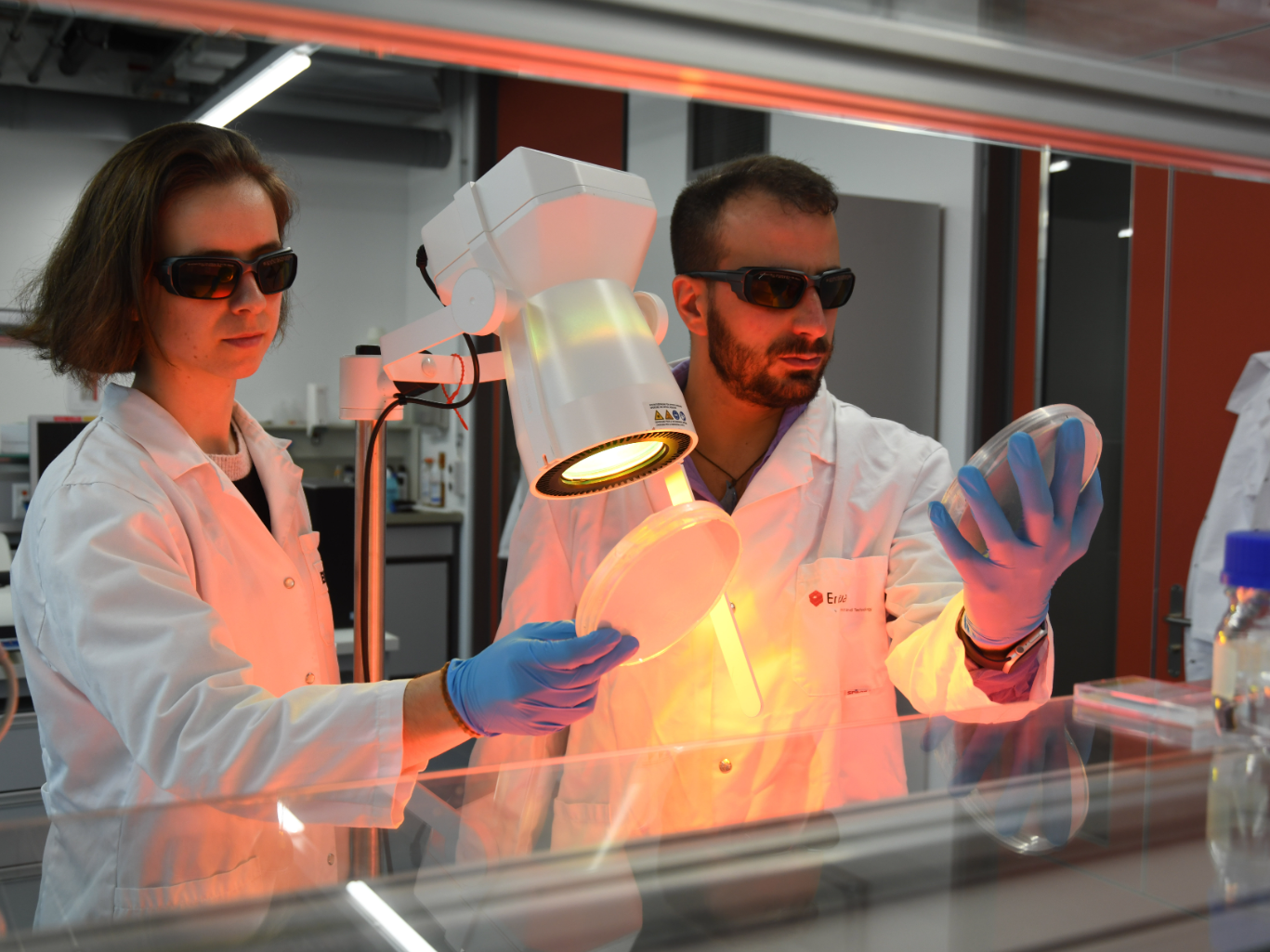 Die Empa-Forschenden Paula Bürgisser und Giacomo Reina vom «Nanomaterials in Health» Labor in St. Gallen.