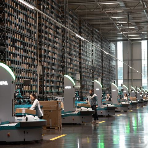 RBG, Shuttle und Robotik: Mehrere Lagerstandorte von Decathlon einheitlich automatisiert