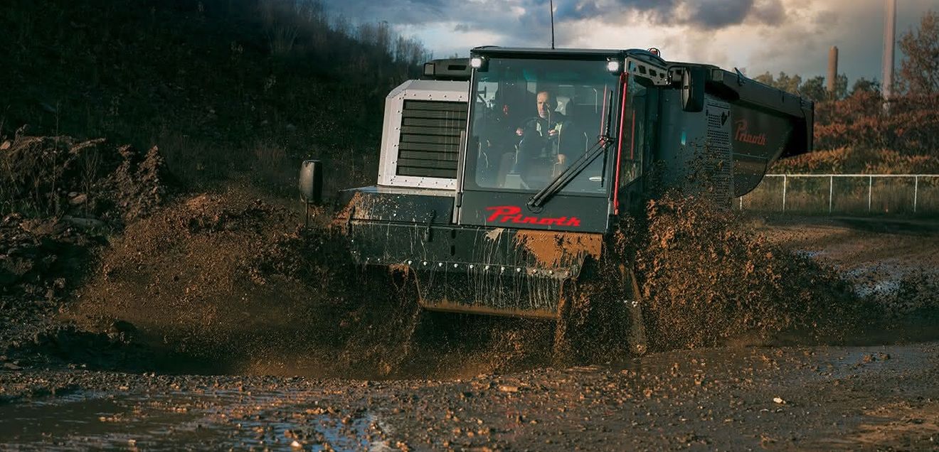 Prinoth Panther Ein Prinoth Panther fährt durch spritzenden Schlamm