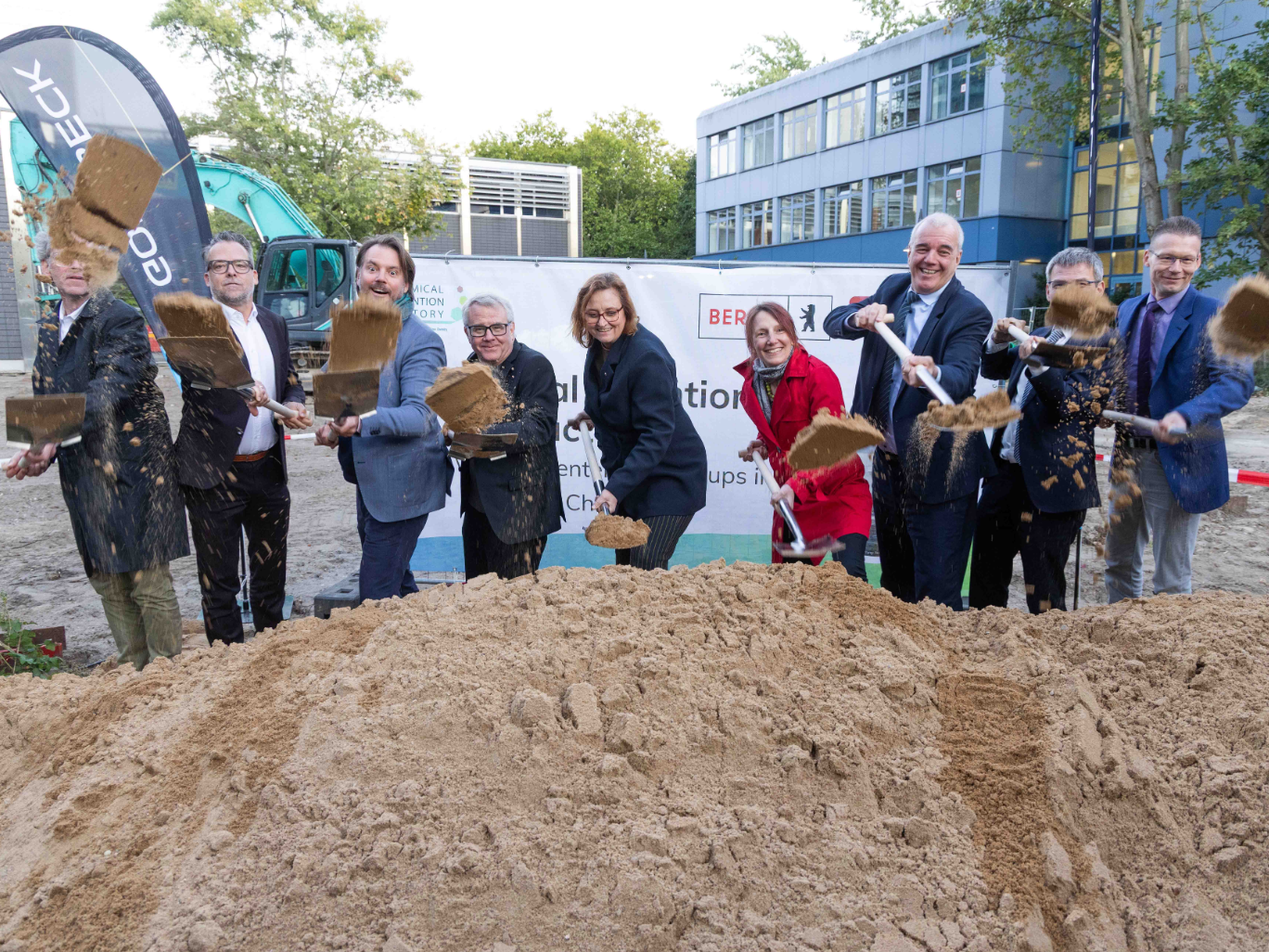 Chemical Invention Factory in Berlin: Europas größte Laborinfrastruktur für Grüne Chemie Die Verantwortlichen beim ersten Spatenstich zum Bau der Chemical Invention Factory