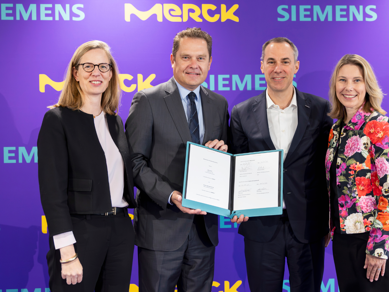 Repräsentanten von Merck und Siemens präsentieren Memorandum of Understanding (MoU)