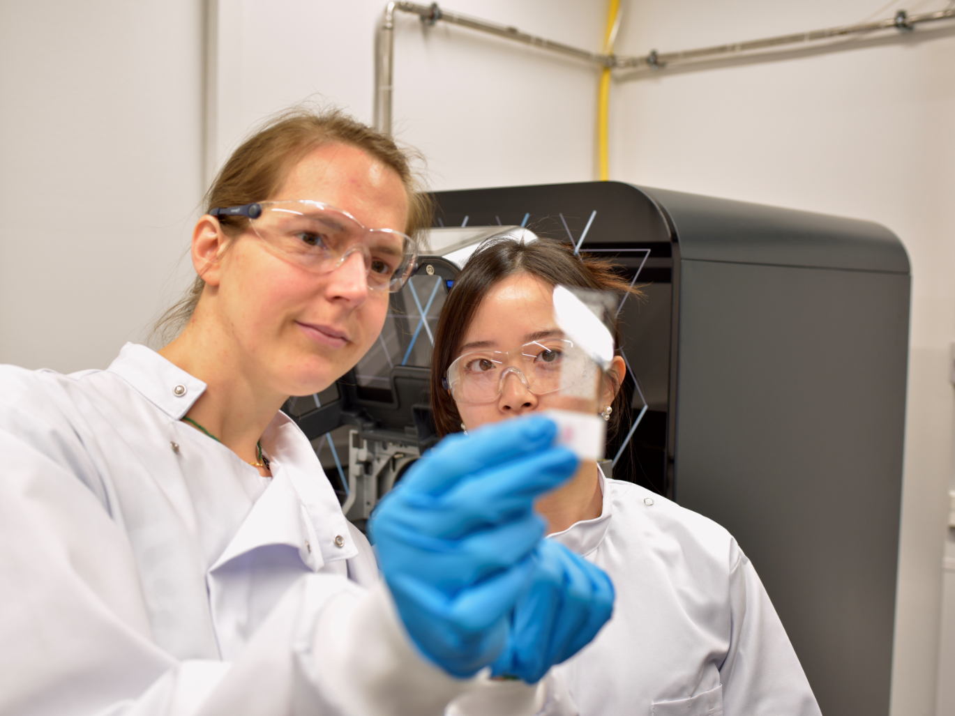 Krankheitserreger binnen Minuten statt Tagen identifizieren Prof. Nicole Strittmatter (l.) und Erstautorin Wei Chen stehen mit einer Gewebeprobe vor dem Massenspektrometer.