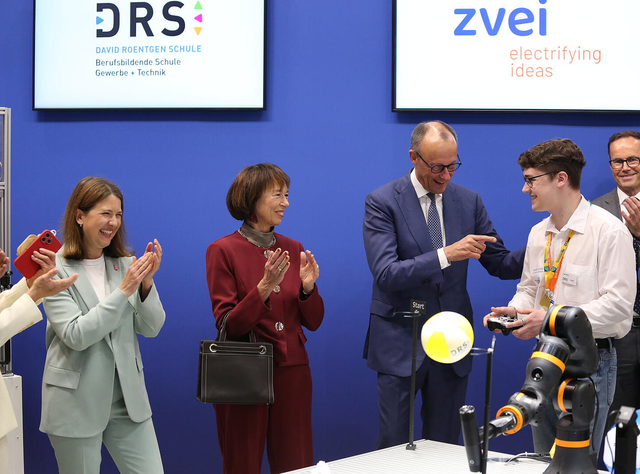 Hannover Messe: Merz visits ZVEI stand - Students present Smart Factory and Industry 4.0 projects