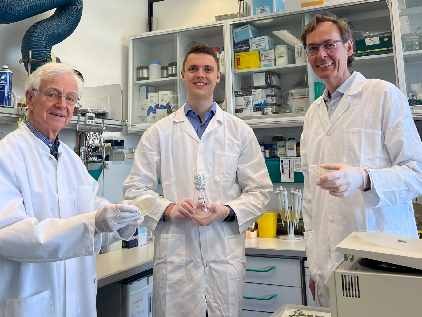 Biosynthese: Humane DNase1 erstmals in Hefe produziert Hans Georg Mannherz, Jan-Ole Krischek und Markus Napirei (von links) an der Ruhr-Universität Bochum