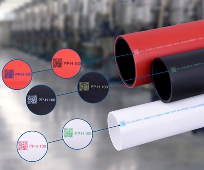 Rea Elektronik auf der Fakuma 2024: Farbige Schrift und Logos auf farbigem Kunststoff Rea Elektronik auf der Fakuma 2024: Farbige Schrift und Logos auf farbigem Kunststoff