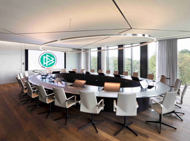 Knauf - präzise Planung und Ausführung beim DFB-Campus in Frankfurt Ein Besrprechungsraum des DFB dessen Decke mit Baustoffen von Knauf gestaltet wurde