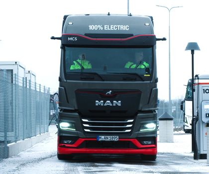 MAN eTGX lädt öffentlich mit rund 750 kW im Megawatt Charging System (MCS) bei Minusgraden MAN demonstriert Megawatt-Laden im schwedischen Winter