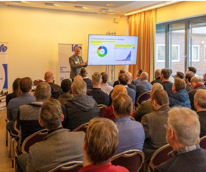 Der Rohrleitungsbauverband treibt die technische Weiterentwicklung der leitungsgebundenen Infrastruktur voran: Mit Regelwerkprojekten, technischer Fachinformation und gezielter Qualifizierung unterstützt der Verband seine Mitgliedsunternehmen dabei, neue Anforderungen sicher und regelkonform in der Baupraxis umzusetzen. Oldenburger Rohrleitungsforum: rbv setzt Maßstäbe für die Netze von morgen