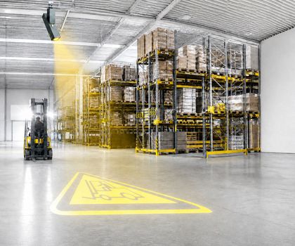 Arbeitssicherheit: LED-Projektion warnt vor Gefahren im Lager