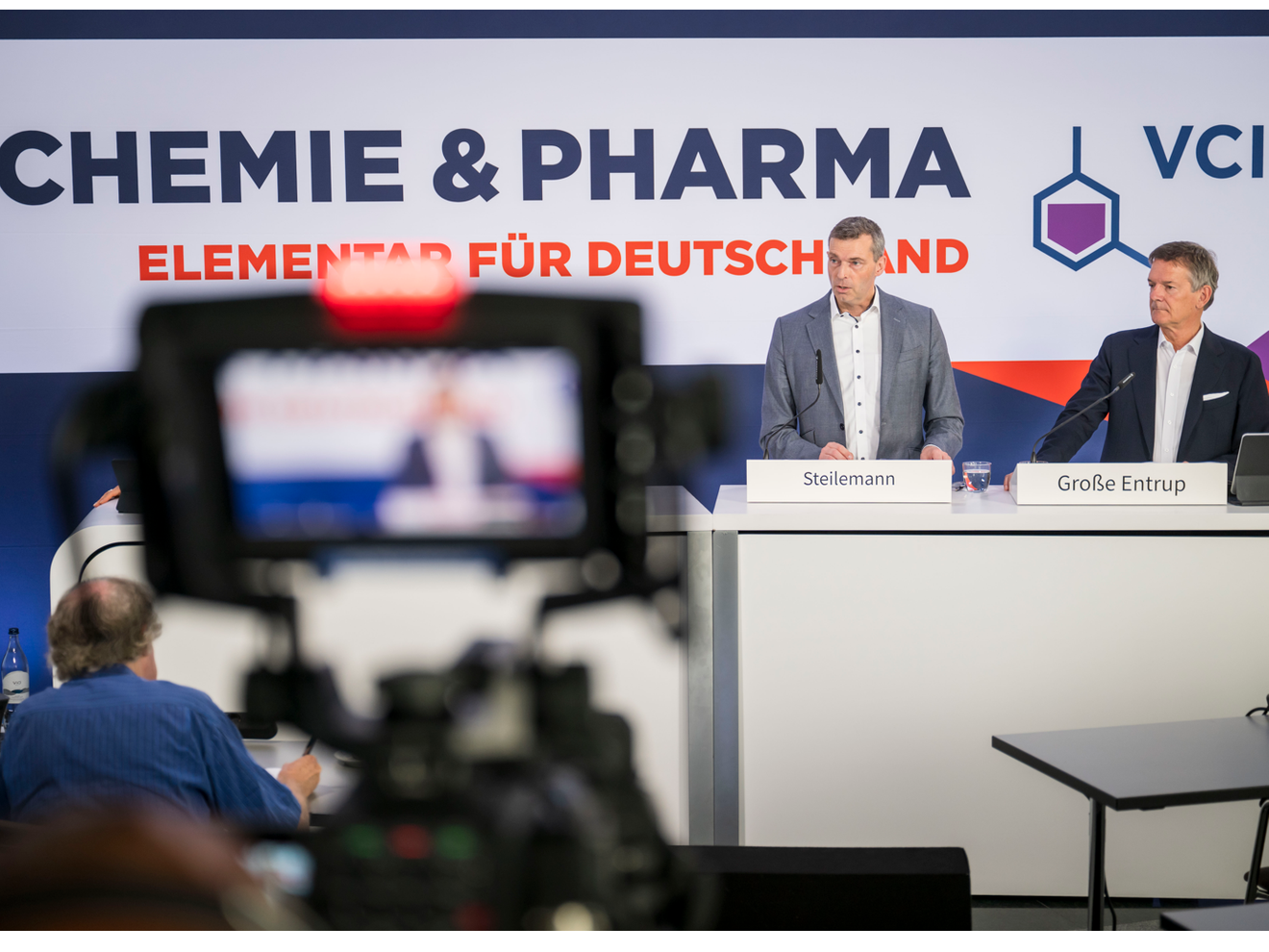 VCI-Halbjahresbilanz 2026: Chemie- und Pharmaindustrie bleibt unter Druck Im Bild von links: Dr. Markus Steilemann, Präsident des Verbands der Chemischen Industrie (VCI) und CEO der Covestro AG; Dr. Wolfgang Große Entrup, Hauptgeschäftsführer des Verbands der