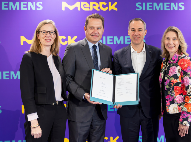 Merck und Siemens vertiefen Partnerschaft für KI-gestützte Wirkstoffentwicklung Repräsentanten von Merck und Siemens präsentieren Memorandum of Understanding (MoU)