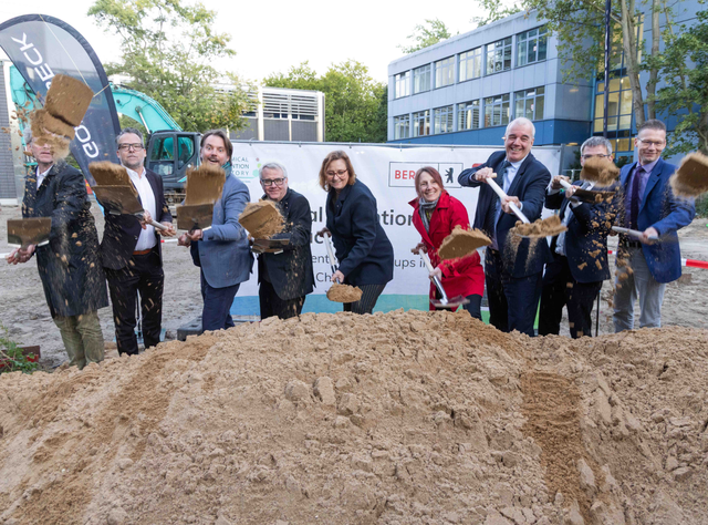 Die Verantwortlichen beim ersten Spatenstich zum Bau der Chemical Invention Factory