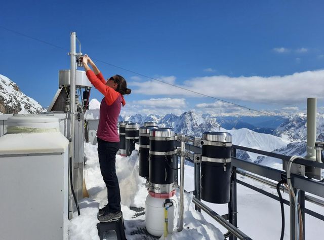 Hoch oben auf dem Gipfel der Zugspitze hat das LfU Gefäße für die Niederschlagssammlung aufgebaut. Hoch oben auf dem Gipfel der Zugspitze hat das LfU Gefäße für die Niederschlagssammlung aufgebaut.