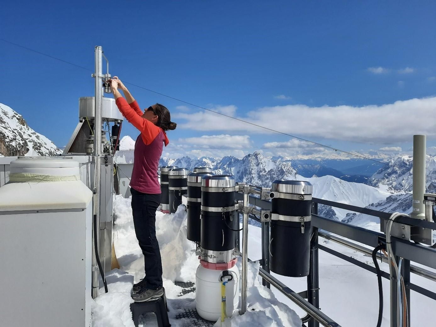Hoch oben auf dem Gipfel der Zugspitze hat das LfU Gefäße für die Niederschlagssammlung aufgebaut. Hoch oben auf dem Gipfel der Zugspitze hat das LfU Gefäße für die Niederschlagssammlung aufgebaut.