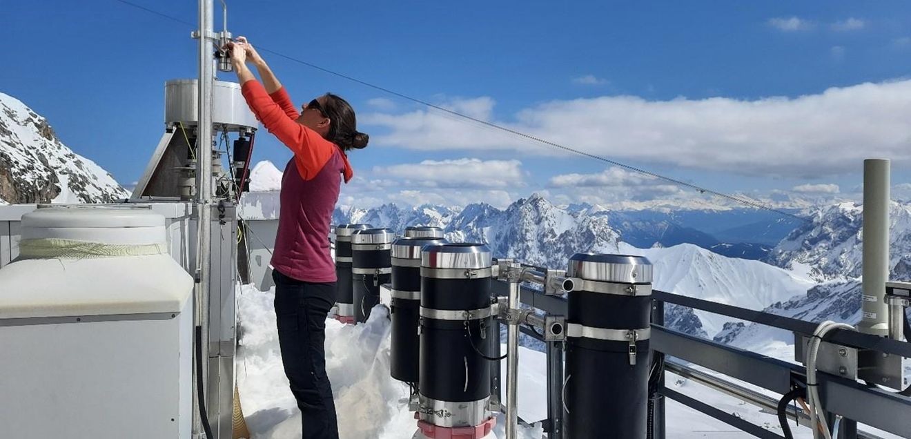 Hoch oben auf dem Gipfel der Zugspitze hat das LfU Gefäße für die Niederschlagssammlung aufgebaut.
