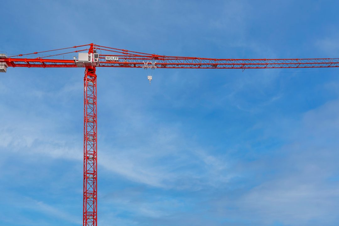 Wolffkran stellt ersten Laufkatzkran der 900 mt-Klasse vor Der Wolff 8095 Compact vor blauem Himmel