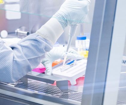 Effizienterer Herstellungsprozess von CAR-T-Zellen für Therapien gegen solide Tumore Die Immunzellen des Patienten und das genetische Material für den ROR-1-Rezeptor werden in einer Küvette zusammengeführt. Durch das Anlegen elektrischer Impulse gelangt die Erbinformation in das Genom der Zelle.