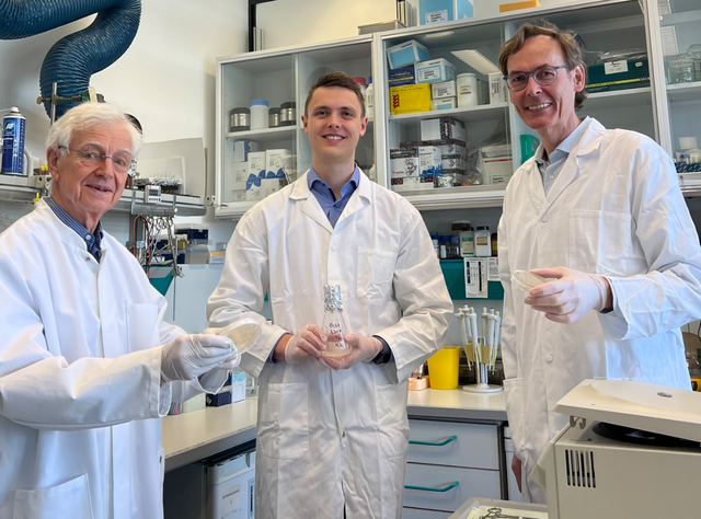 Biosynthese: Humane DNase1 erstmals in Hefe produziert Hans Georg Mannherz, Jan-Ole Krischek und Markus Napirei (von links) an der Ruhr-Universität Bochum
