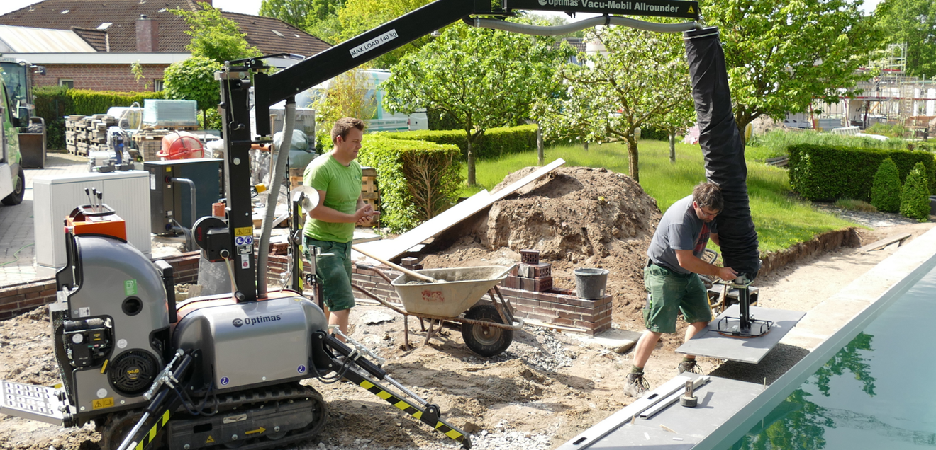 Eine neue Pflasterverlegemaschine PaveJet S24 im Einsatz auf der Baustelle eines Pools