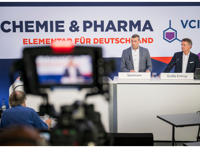Im Bild von links:  Dr. Markus Steilemann, Präsident des Verbands der Chemischen Industrie (VCI) und CEO der Covestro AG; Dr. Wolfgang Große Entrup, Hauptgeschäftsführer des Verbands der
