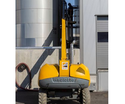 Für Wartungsarbeiten an einer Tankanlage in Krems in Österreich wurde eine besonders schmale Hubarbeitsbühne benötigt, da sich die enge Arbeitsstelle zwischen einer Betonwand und Tankbehältern befand. Flexibel auf ganzer Linie