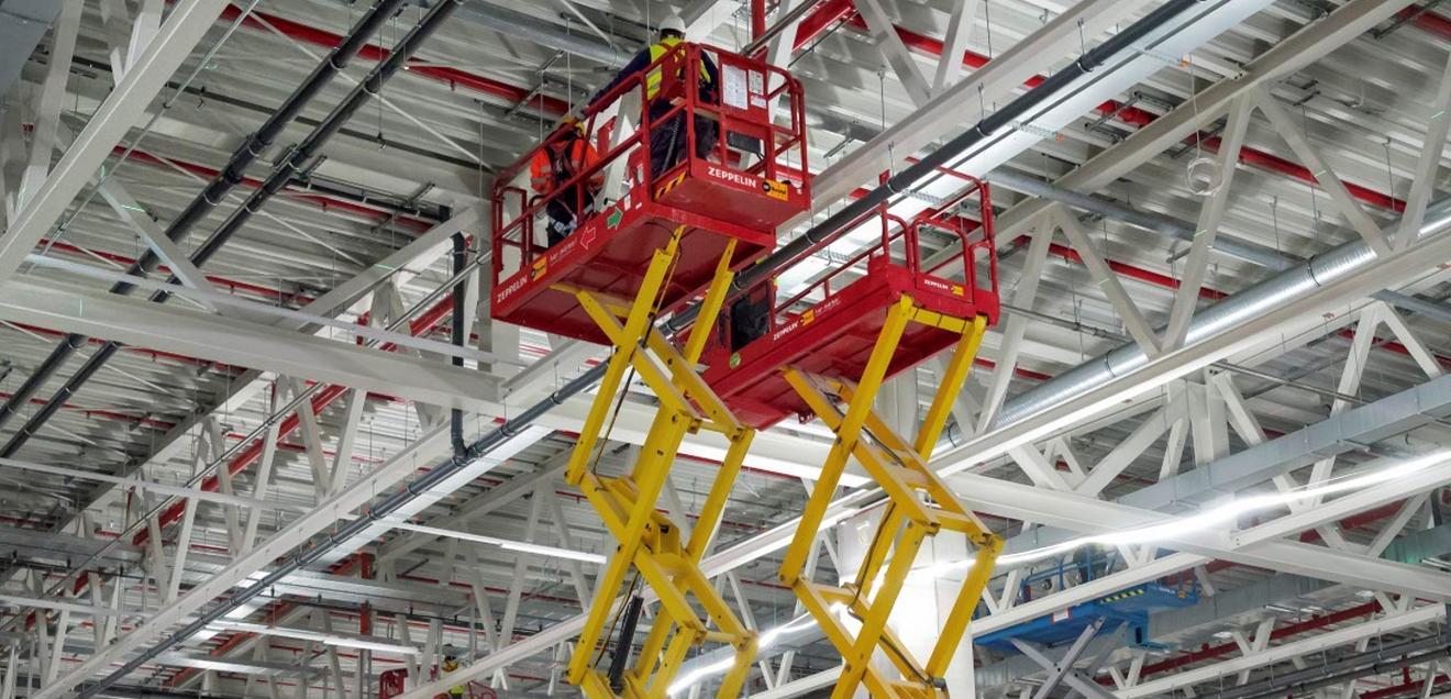 Regelmäßige Sicherheitsprüfungen nach UVV-Standard durch das Servicepersonal von Zeppelin Rental gewährleisten eine stets einsatzbereite Technik Regelmäßige Sicherheitsprüfungen nach UVV-Standard durch das Servicepersonal von Zeppelin Rental gewährleisten eine stets einsatzbereite Technik