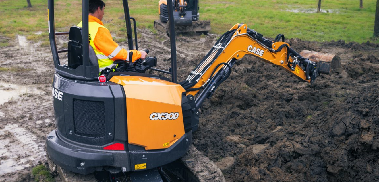 Auch beim Bedienerkomfort setzt der CX38D Akzente. Das Zero-Tail-Swing-Design bleibt erhalten, während die Kabine spürbar mehr Raum bietet. Auch beim Bedienerkomfort setzt der CX38D Akzente. Das Zero-Tail-Swing-Design bleibt erhalten, während die Kabine spürbar mehr Raum bietet.
