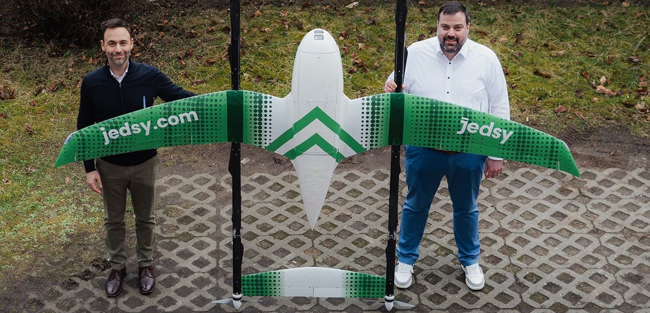 Asklepios Kliniken starten Flugtransport: Drohne transportiert Laborproben Daniel Amrein und Patrick Hauser mit der Drohne