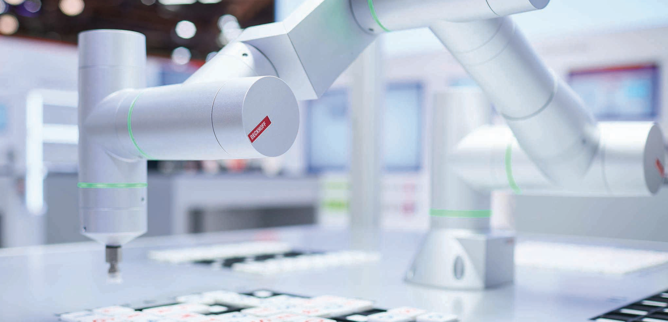 Mit natürlicher Sprache zum nächsten Level der Automatisierung - Beckhoff auf der Hannover Messe Roboterarm legt Buchstaben: Beckhoff Hannover Messe 2026