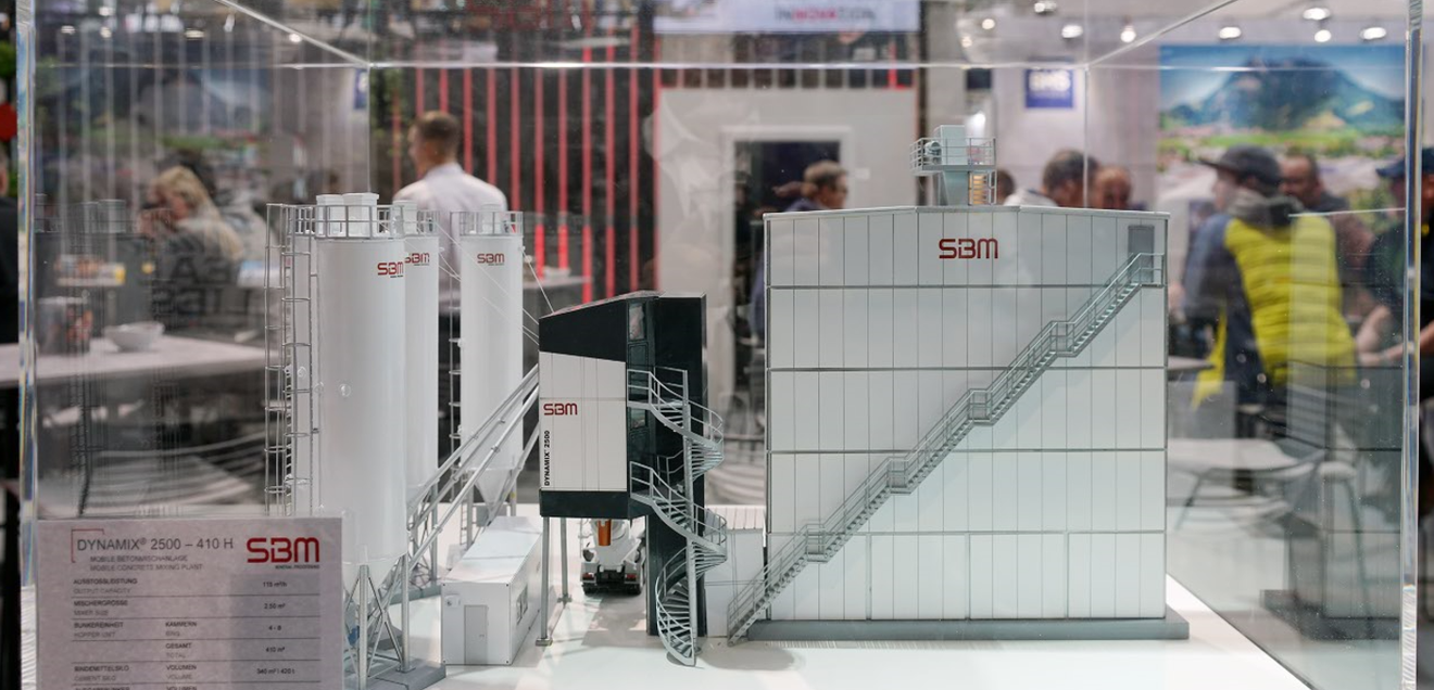 Seine semimobilen und stationären Betonmischanlagen präsentierte SBM Mineral Processing in aufwendig gearbeiteten Modellen am Stand.