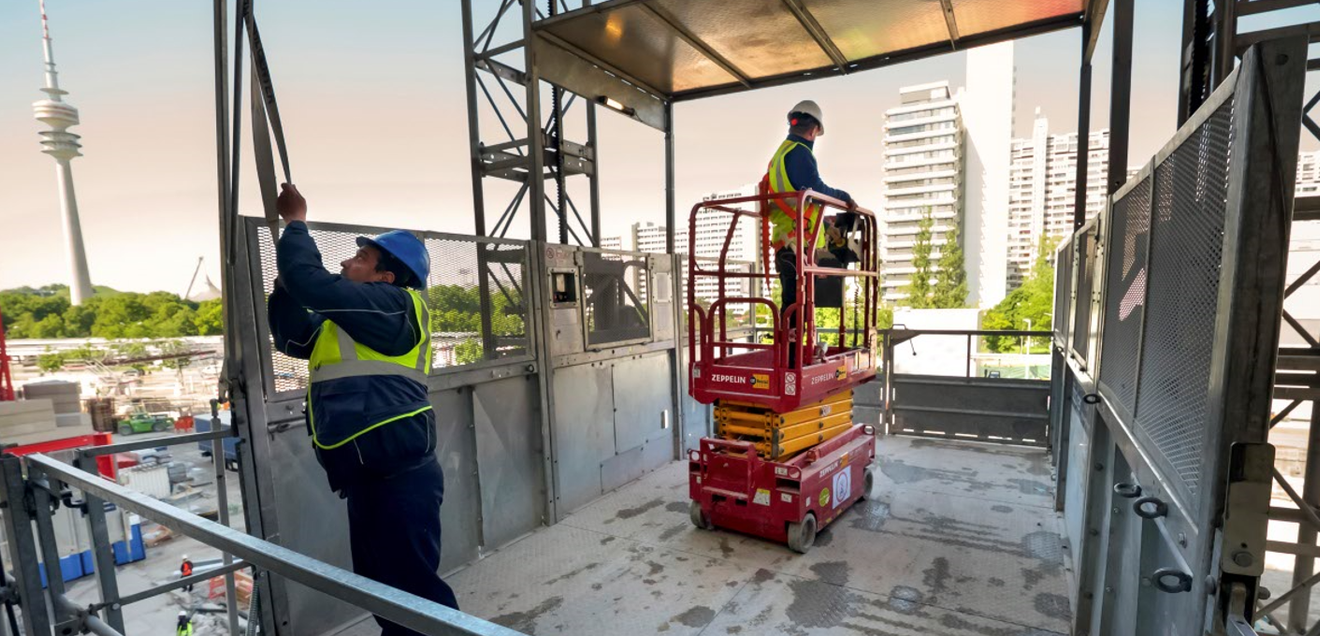 Aktuell sind verschiedene Gewerke gleichzeitig auf der Baustelle aktiv – dank ihrer Kompaktheit lässt sich die Fördertechnik schnell zum jeweiligen Einsatzort bringen Aktuell sind verschiedene Gewerke gleichzeitig auf der Baustelle aktiv – dank ihrer Kompaktheit lässt sich die Fördertechnik schnell zum jeweiligen Einsatzort bringen